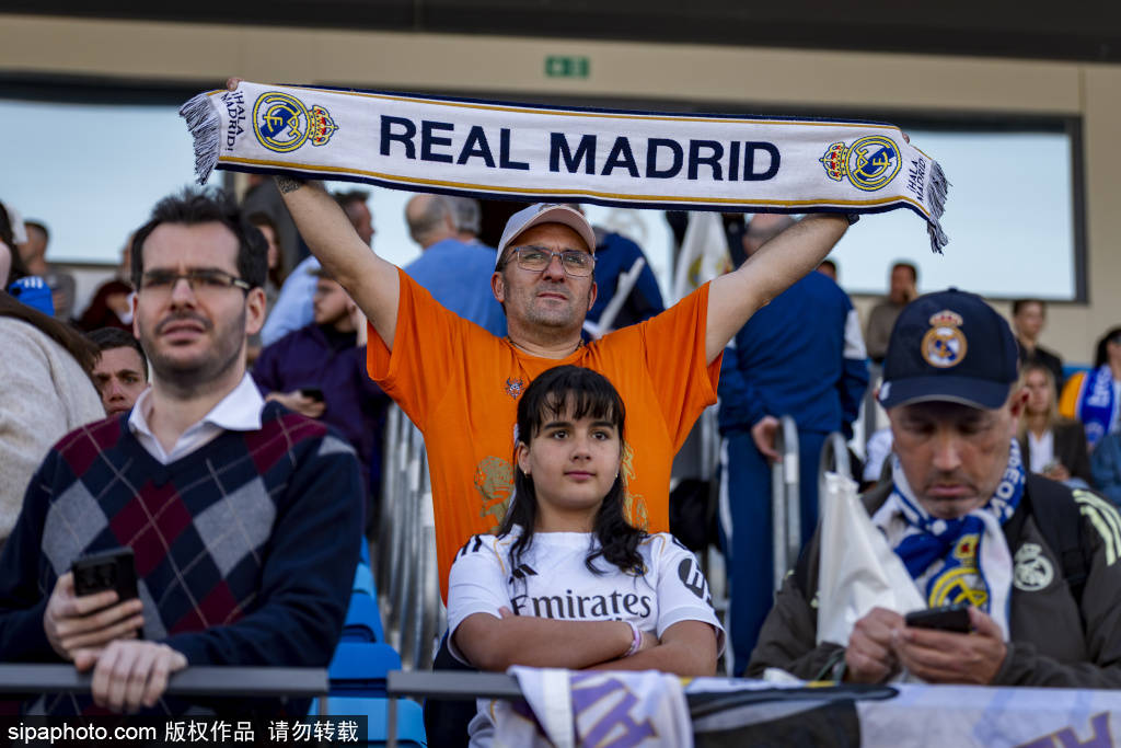 巴萨遭八人摩纳哥逆转:欧冠席位告急,告别之战成生死考验